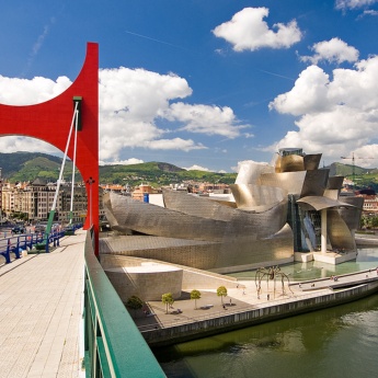 Most La Salve obok Muzeum Guggenheima Bilbao