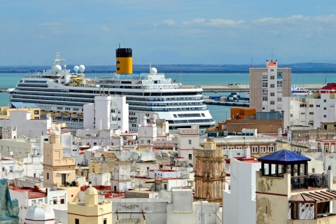 Kreuzfahrtschiff in Cádiz