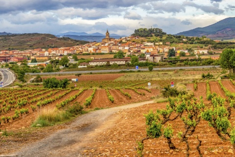 Widok panoramiczny na Navarrete naprzeciw winnic w La Rioja