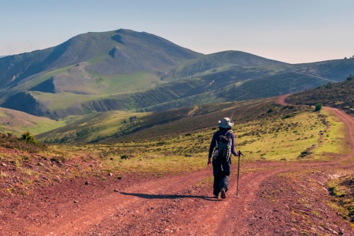 Турист солнечным днем путешествует пешком по Сьерра-Себольера, Ла-Риоха