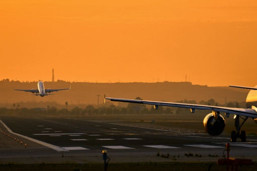 Flugzeuge beim Start am Flughafen Sevilla