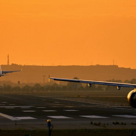 Самолеты взлетают в аэропорту Севильи