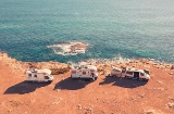 Des camping-cars surplombent la mer à Torrevieja, Alicante