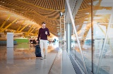 Turista en el aeropuerto de Madrid