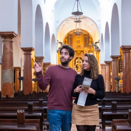 Touristen besichtigen die Kirche Asunción y Ángeles in Cabra, Córdoba, Andalusien
