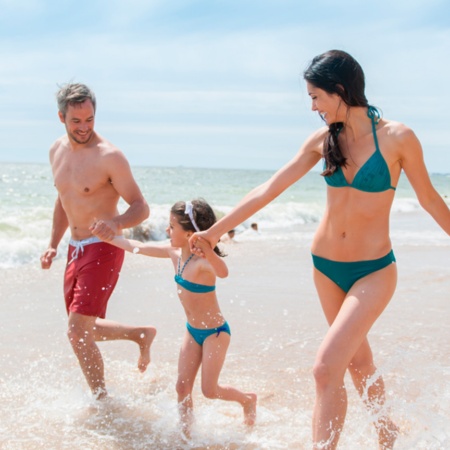 Familia disfrutando de la playa en la Comunidad Valenciana
