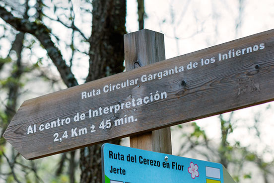  エクストレマドゥーラ州カセレス県のガルガンタ・デ・ロス・インフィエルノスのルートの標識