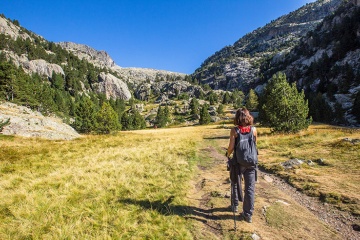 Escursionista che attraversa Panticosa a Huesca, Aragona