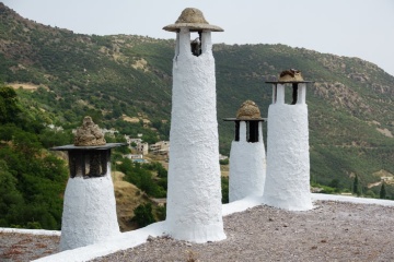 Charakteristische Schornsteine von Capileira, in der Gegend von La Alpujarra (Granada, Andalusien)