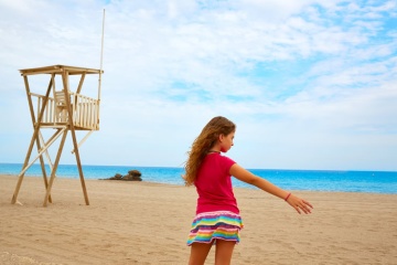 アルメリア県（アンダルシア州）モハーカルのビーチにいる少女