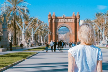 Touriste face à l’Arc de triomphe de Barcelone