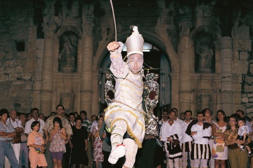 Taniec Tornejants (Rycerzy Matki Bożej), podczas święta ku czci Mare de Déu de la Salut w Algemesí (Walencja)