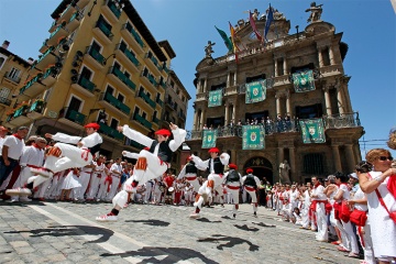 Volkstänze während des „Chupinazo“ beim San Fermín-Fest in Pamplona (Navarra)