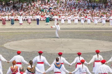 Danses traditionnelles pendant les fêtes de San Fermín de Pampelune (Navarre)