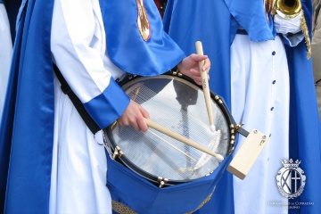 Un tambour pendant une procession de la confrérie La Entrada de Jesús en Jerusalén. Semaine sainte de Logroño (La Rioja)