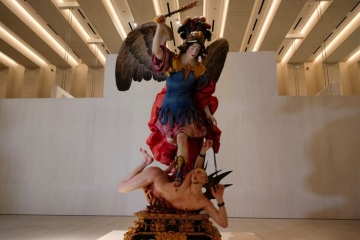 El arcángel San Miguel venciendo al demonio. Luisa Roldán "La Roldana". 1692. Talla con policromía y estofado, 264 x 137 x 170 cm