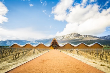 アラバ県（バスク州）ラグアルディアにあるイシオス・ワイナリーの外観