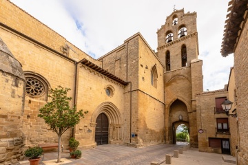 アラバ県（バスク州）ラグアルディアにあるサン・フアン教会と塔