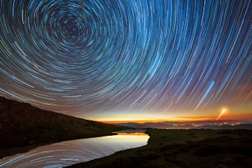 Ślady gwiazd na niebie nad jeziorem Peñalara