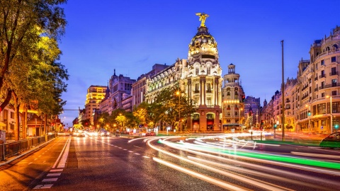 Точка, где сходятся улицы Гран-Виа и Алькала в Мадриде