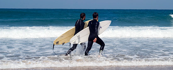 Surfistas em uma praia