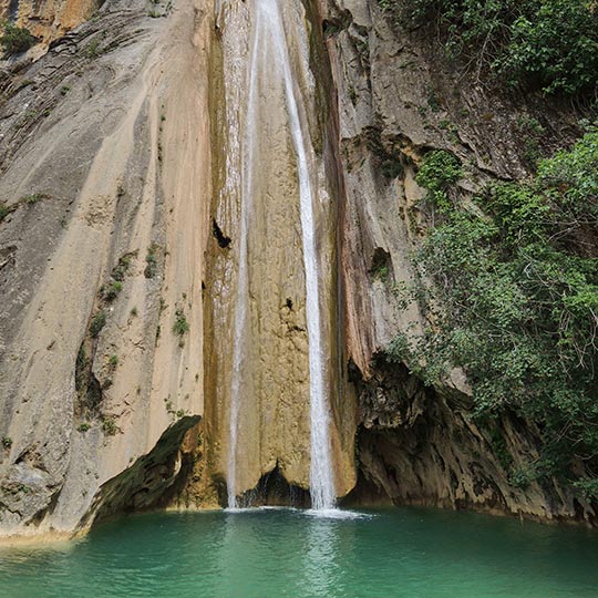 Wodospad Linarejos na Obszarze Chronionego Krajobrazu Sierras de Cazorla, Segura y las Villas