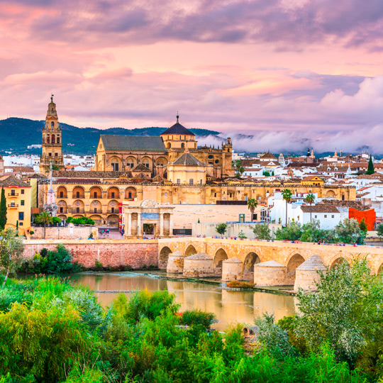 Blick auf die römische Brücke über den Fluss Guadalquivir und die spektakuläre Moschee-Kathedrale von Córdoba.