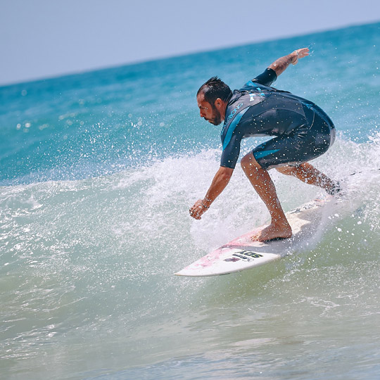 Surfista sulla spiaggia di El Palmar (Cadice).