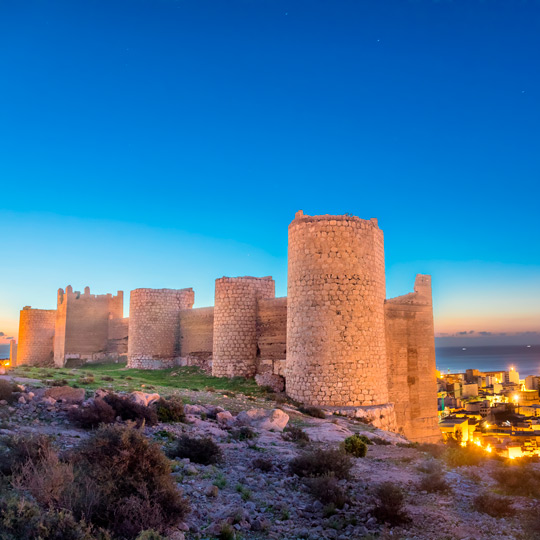 アンダルシア州アルメリア市にあるアルカサバ城塞の中世の城壁
