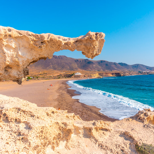 Plaża Los Escullos w Obszarze Chronionego Krajobrazu Cabo de Gata, Almería, Andaluzja