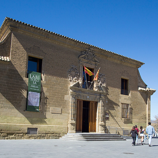Fachada del Museo de Huesca, Aragón