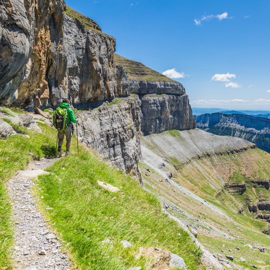 Un turista fa trekking nel Parco Nazionale di Ordesa e Monte Perdido a Huesca, Aragona