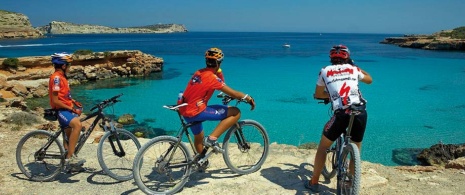 Cycle touring in Ibiza © Fundación Promoción Turística de Ibiza