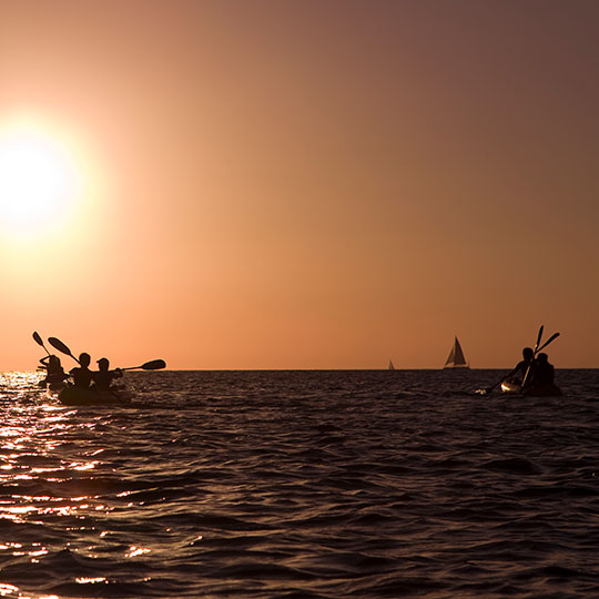 Pływanie kajakiem o zachodzie słońca na wodach Formentery (Baleary)