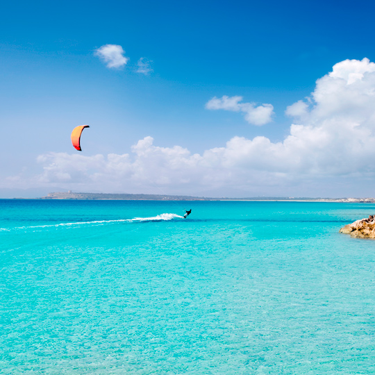 Pratique du kitesurf sur la plage Ses Illetes à Formentera, îles Baléares