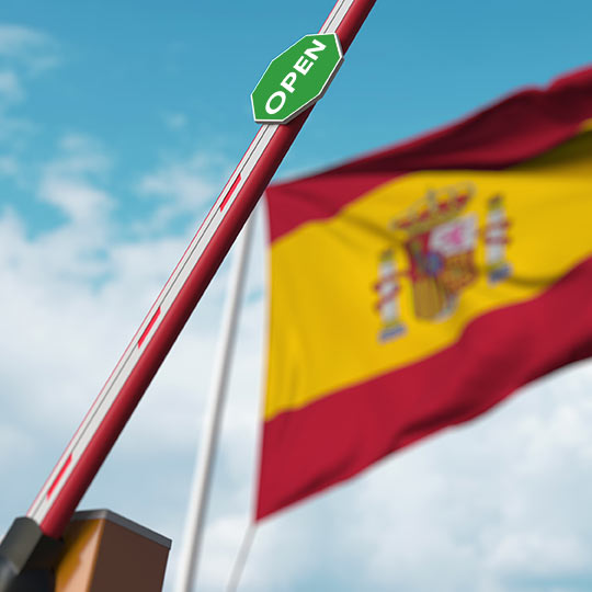 Frontera abierta con la bandera de España de fondo