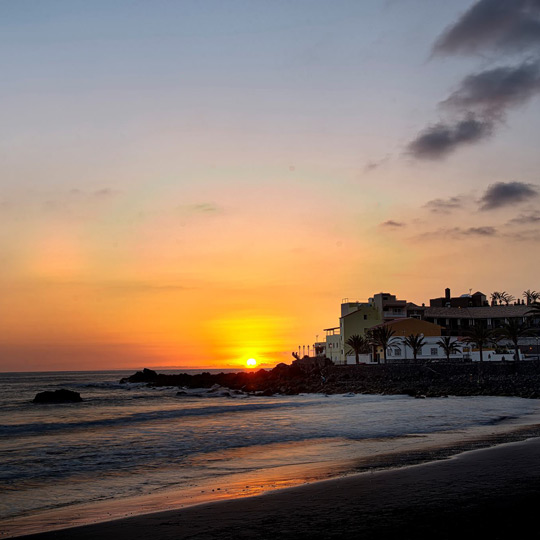 Vue du coucher du soleil sur la plage de La Calera, dans la ravine de Valle Gran Rey à la Gomera.