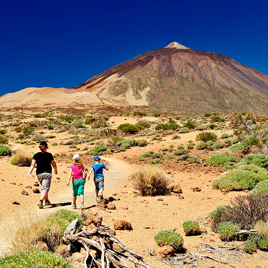 Familia en el Parque Nacional del Teide, en Tenerife.