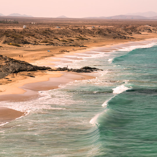 Vue de la grande plage d’El Aljibe dans le village El Cotillo, Fuerteventura