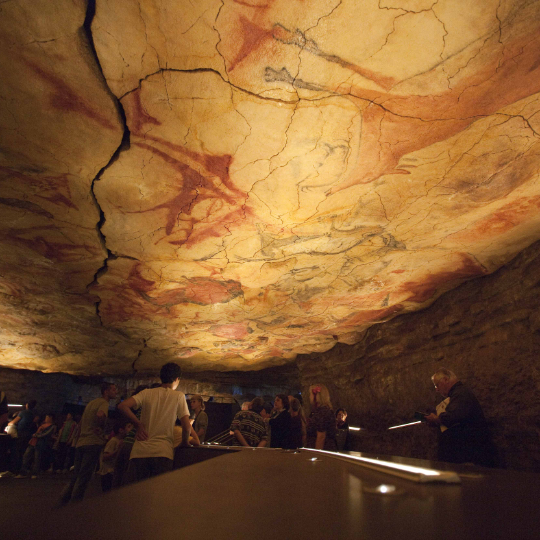Turisti nella neogrotta delle grotte di Altamira a Santillana del Mar, Cantabria