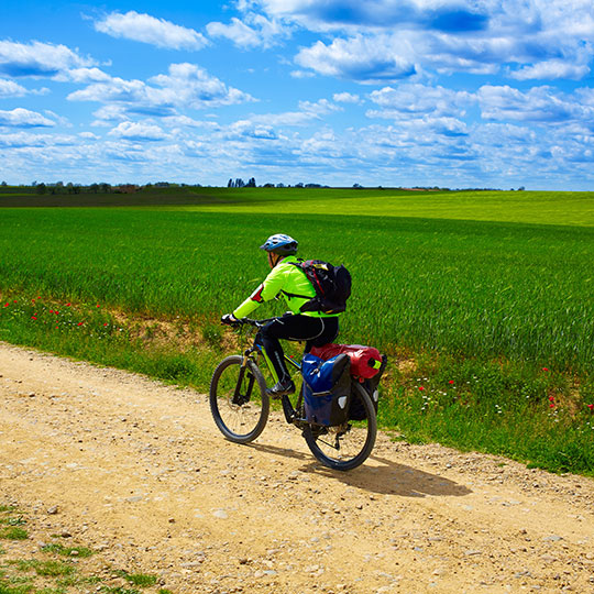 Pèlerin à vélo dans les champs de Castille-et-Léon