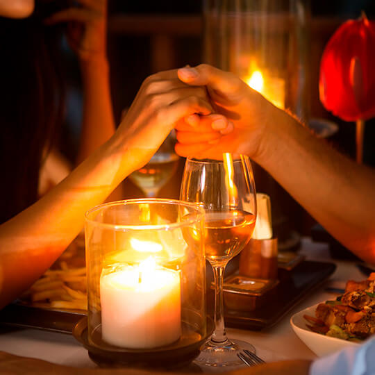 Casal jantando à luz de velas