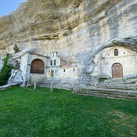 Igreja nas rochas de Ojo Guareña, em Burgos
