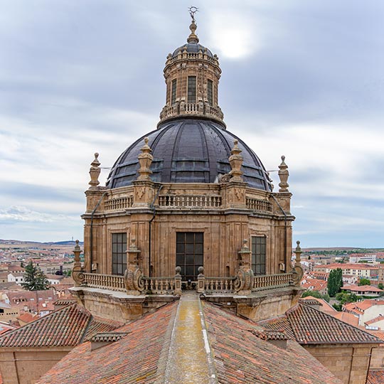 屋根の上から眺める、サラマンカ大聖堂にある塔の一つの外観