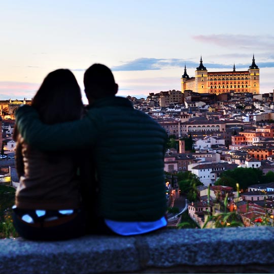 Pareja disfrutando de panorámica de la ciudad de Toledo