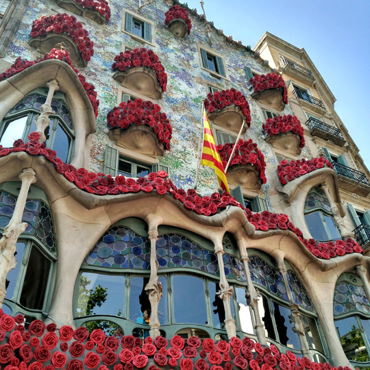 バルセロナにて、サン・ジョルディのお祭りの期間中、バラで飾られたカサ・バトリョ