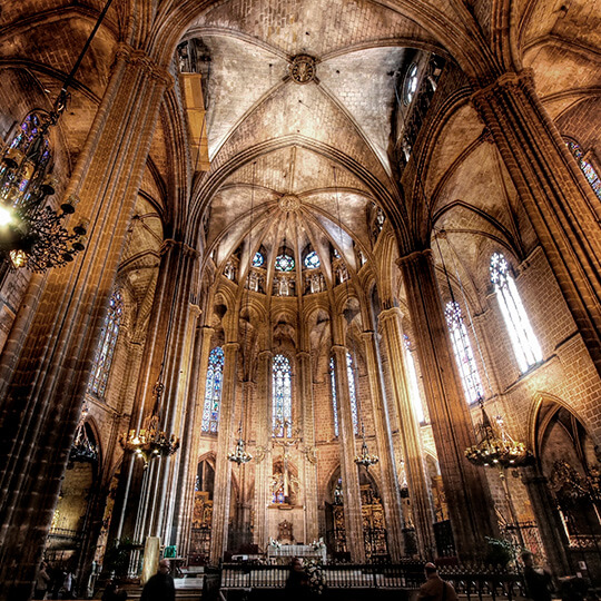 Внутреннее убранство собора Святой Евлалии в Барселоне