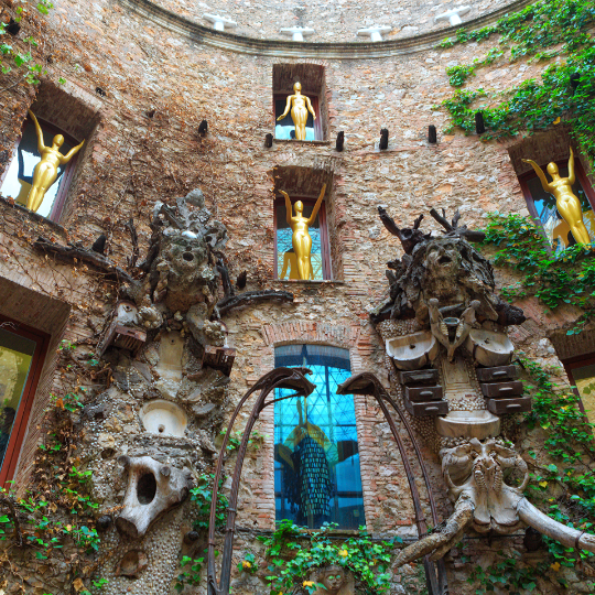 Blick auf den Patio des Theater-Museums Dalí von Figueres in Girona, Katalonien