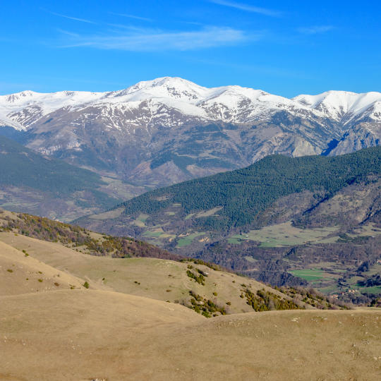 Jeden z najwyższych szczytów we wschodnich Pirenejach, w prowincji Gerona, Katalonia.