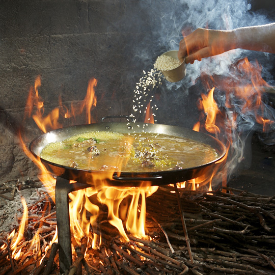 Рисовая паэлья, приготовленная на виноградной лозе